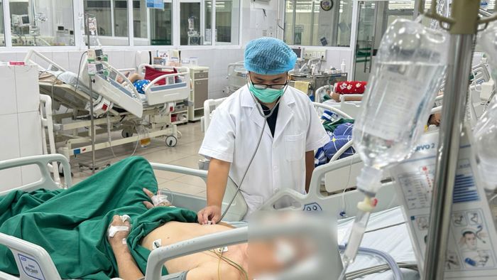  Bác sĩ kiểm tra tình trạng sức khỏe của bệnh nhân mắc cúm A. Ảnh: ĐẶNG THANH 