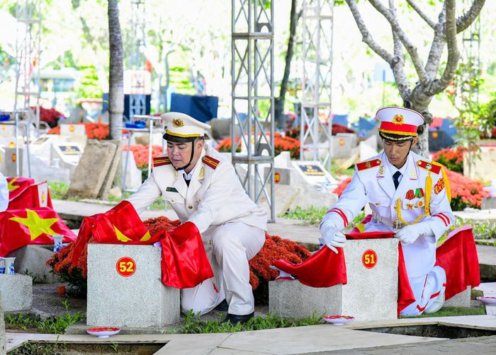  Nghi thức an táng hài cốt liệt sĩ tại Nghĩa trang Liệt sĩ TPHCM 