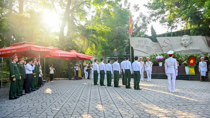  Các lực lượng luyện tập cho lễ dâng hoa, dâng hương trước Tượng đài cố Tổng Bí thư Trần Phú 