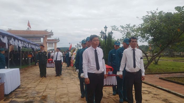  Các đại biểu thực hiện nghi thức an táng hài cốt liệt sĩ tại Nghĩa trang liệt sĩ Duy Sơn. Ảnh: PHI THÀNH 