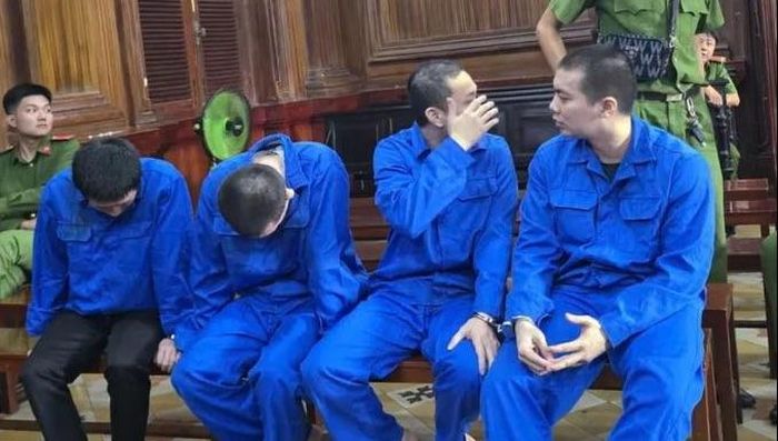 Từ tố cáo của người dân, 5 người nhận "bảo kê vỉa hè" bị truy tố. Ảnh: SONG MAI