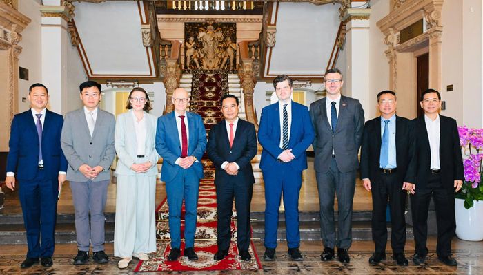 Đại biểu chụp ảnh lưu niệm. Ảnh: VIỆT DŨNG