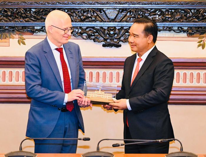 Chủ tịch UBND TPHCM Nguyễn Văn Được tặng quà lưu niệm đến ông Peter Tschentscher, Thị trưởng thứ nhất TP Hamburg Ảnh: VIỆT DŨNG