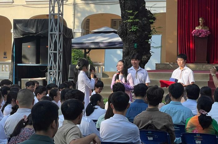  Học sinh Trường THPT chuyên Lê Hồng Phong (TPHCM) đặt câu hỏi giao lưu với ThS Nguyễn Thị Bích Ngọc. 