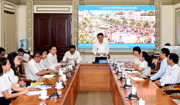 Các đồng chí lãnh đạo, đại biểu dự tại điểm cầu TPHCM. ẢNH: HOÀNG TRIỀU