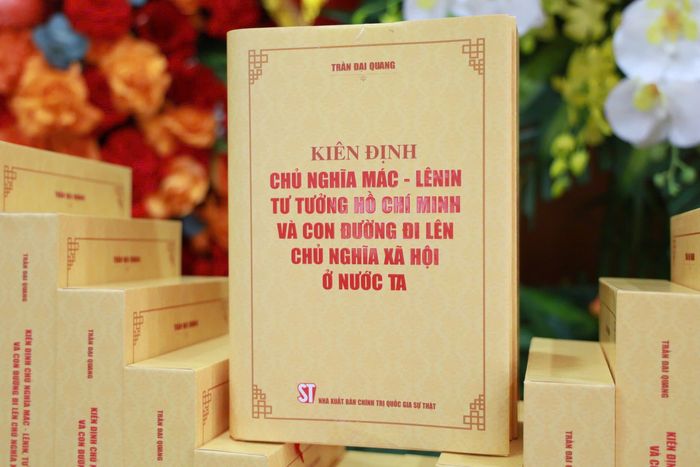 Cuốn sách "Kiên định chủ nghĩa Mác - Lênin, tư tưởng Hồ Chí Minh và con đường đi lên chủ nghĩa xã hội ở nước ta". Ảnh: NGUYỄN CHẮT