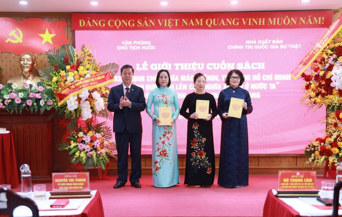 Lãnh đạo Nhà Xuất bản Chính trị Quốc gia Sự thật trao tặng sách đến các đồng chí lãnh đạo, nguyên lãnh đạo Đảng, Nhà nước và gia đình cố Chủ tịch nước Trần Đại Quang. Ảnh NGUYỄN CHẮT