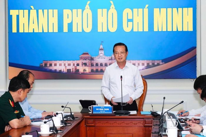 Đồng chí Bùi Minh Thạnh, Phó Chủ tịch UBND TPHCM, phát biểu trong cuộc họp sáng 12-10. Ảnh: KIÊN CƯỜNG