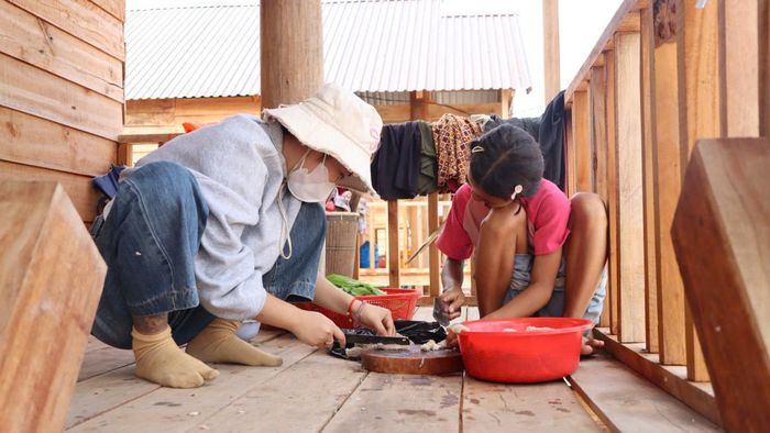  Người dân chuẩn bị thực phẩm để nấu ăn. Ảnh: HỮU PHÚC 