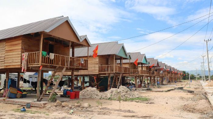  Những căn nhà tại khu tái định cư được xây dựng khang trang. Ảnh: HỮU PHÚC 