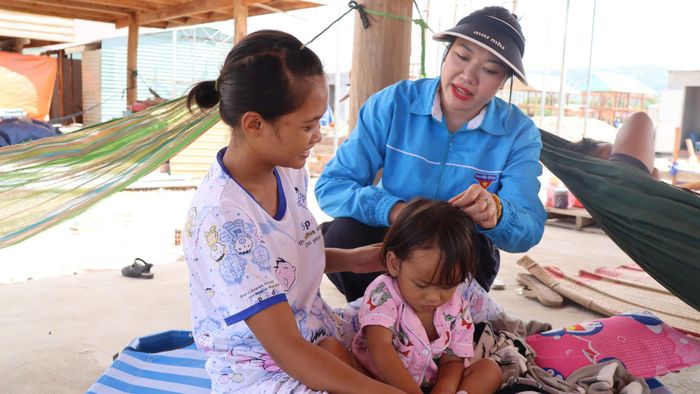  Cán bộ đoàn thanh niên thường xuyên có mặt tại khu tái định cư để nắm bắt mong muốn của người dân, từ đó kiến nghị cấp thẩm quyền giải quyết, giúp bà con sớm an cư tại nơi ở mới. Ảnh: HỮU PHÚC 