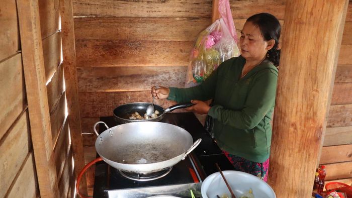  Người dân nấu ăn tại căn nhà mới. Ảnh: HỮU PHÚC 
