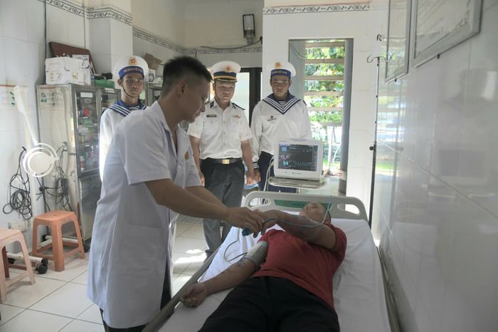 Lực lượng y, bác sĩ thăm khám, điều trị cho ngư dân 