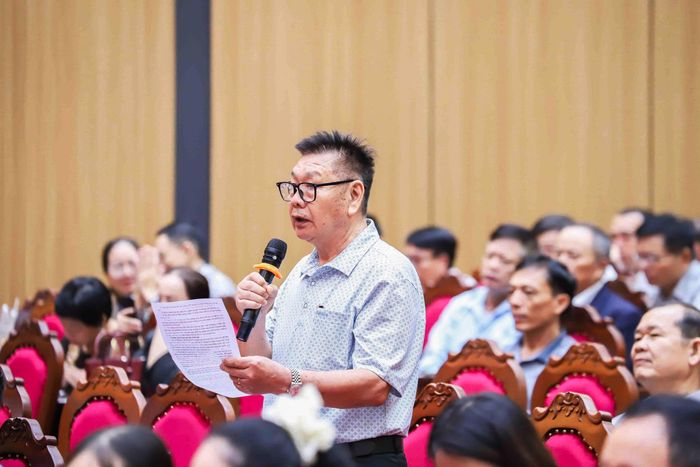  Cử tri Vũ Tiến Dũng (phường Hải Châu) TP Đà Nẵng nêu ý kiến tại buổi tiếp xúc. Ảnh: XUÂN QUỲNH 
