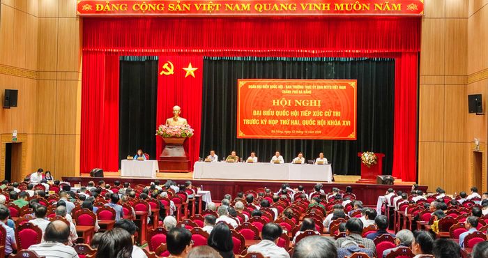  Đồng chí Trần Cẩm Tú cùng các đại biểu thuộc Đoàn đại biểu Quốc hội TP Đà Nẵng tiếp xúc cử tri trước Kỳ họp thứ hai, Quốc hội khóa XVI. Ảnh: XUÂN QUỲNH 