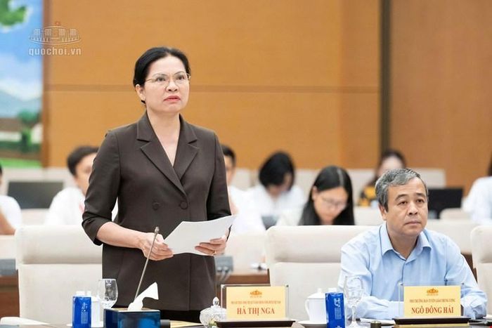  Phó Chủ tịch, Tổng Thư ký Ủy ban Trung ương MTTQ Việt Nam Hà Thị Nga báo cáo tại phiên họp. Ảnh: QUOCHOI.VN 