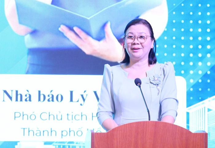  Phó Chủ tịch Hội Nhà báo TPHCM Lý Việt Trung phát biểu đề dẫn. QUANG HUY 