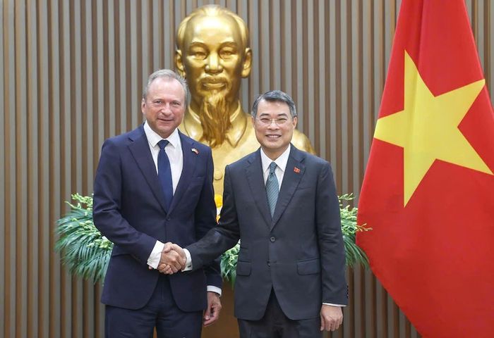  Thủ tướng Lê Minh Hưng tiếp Bộ trưởng Tài chính Luxembourg Gilles Roth. Ảnh: VIẾT CHUNG 