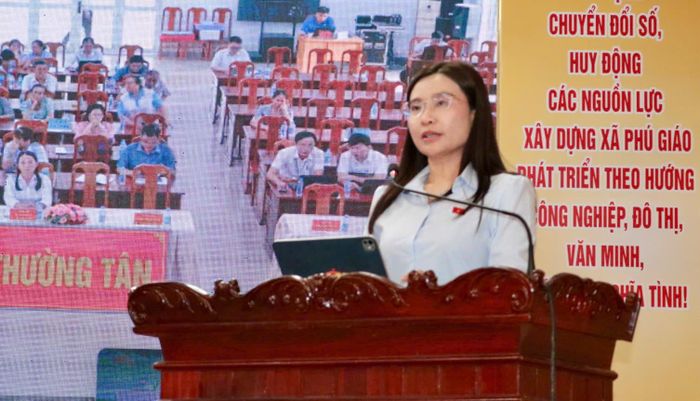 ĐBQH Nguyễn Phạm Duy Trang trao đổi với cử tri tại hội nghị. Ảnh: NGUYỄN MINH