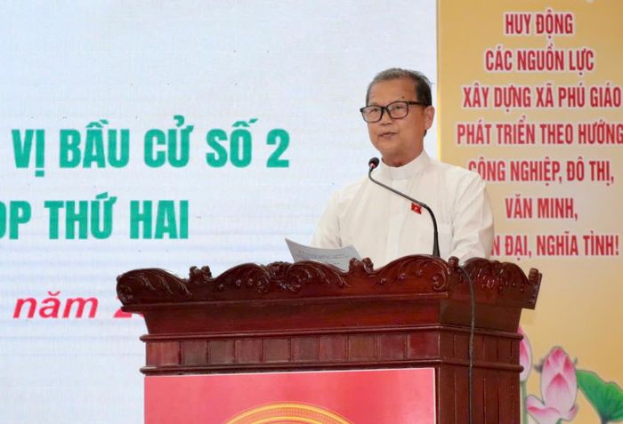 Linh mục Nguyễn Văn Riễn thông tin đến cử tri về dự kiến nội dung, chương trình Kỳ họp thứ 2, Quốc hội khóa XVI. Ảnh: NGUYỄN MINH