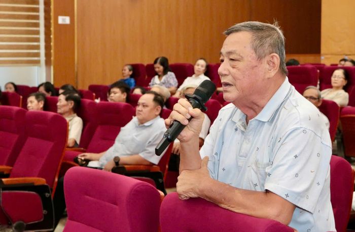 Cử tri phát biểu ý kiến tại hội nghị. Ảnh: NGUYỄN MINH