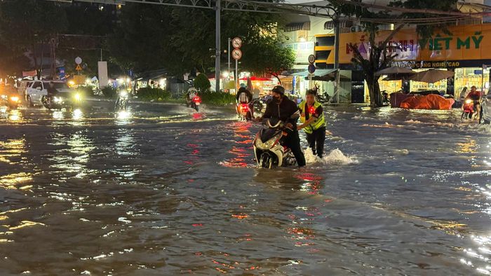  Đường Phạm Hữu Lầu giao đường 15B (phường Tân Mỹ) bị ngập. Ảnh: PHÚC NGUYỄN 