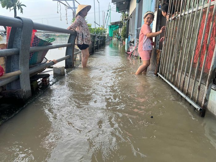  Khu vực ven kênh Mương Chuối (xã Nhà Bè), nước tràn vào nhà dân. Ảnh: LÊ HUÂN 