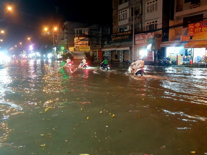  Nước ngập đường số 2 - Khu dân cư Vĩnh Lộc. Ảnh: KIÊN CƯỜNG 