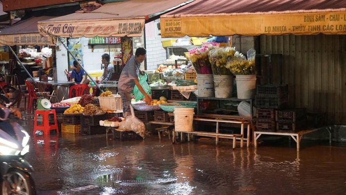  Nước ngập khu vực đường Đoàn Trần Nghiệp, chợ Thủ Dầu Một (phường Thủ Dầu Một). Ảnh: DUY TRẦN 
