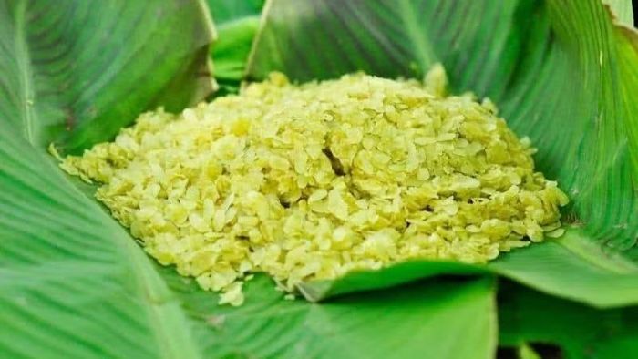 Nhắc đến món ăn mùa thu Hà Nội, cốm làng Vòng chắc chắn là cái tên đầu tiên được nhiều người nhớ đến. Những hạt cốm xanh non, dẻo thơm được gói trong lá sen, mang theo hương thơm thanh tao và vị ngọt nhẹ đặc trưng. Mộc mạc nhưng tinh tế, cốm đã trở thành một phần không thể thiếu trong bức tranh ẩm thực Hà Nội mỗi độ thu về. Ảnh: Bách hoá XANH
