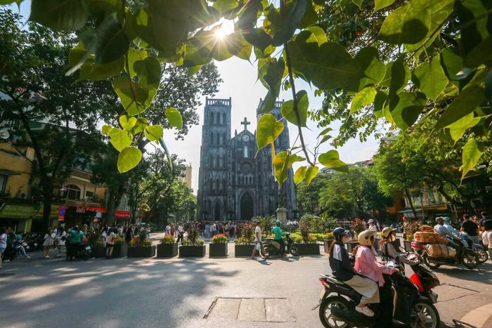 Nhà thờ Lớn gây ấn tượng với kiến trúc Gothic đặc trưng, mang vẻ đẹp cổ kính giữa lòng phố thị. Xung quanh là những con phố nhỏ và các quán cà phê ấm áp, thích hợp để thưởng thức một ly cà phê trứng hay nhâm nhi chút cốm mùa thu. Ảnh: Phạm Khánh Huy
