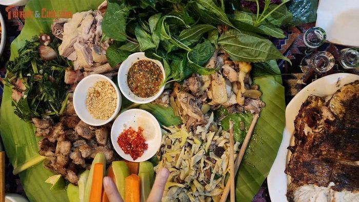 Mâm cơm đặc sản ở Lao Chải 1.