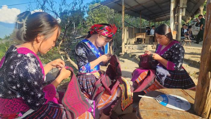 Những cô gái Mông hiền hậu và dễ mến ở bản Lao Chải 1.