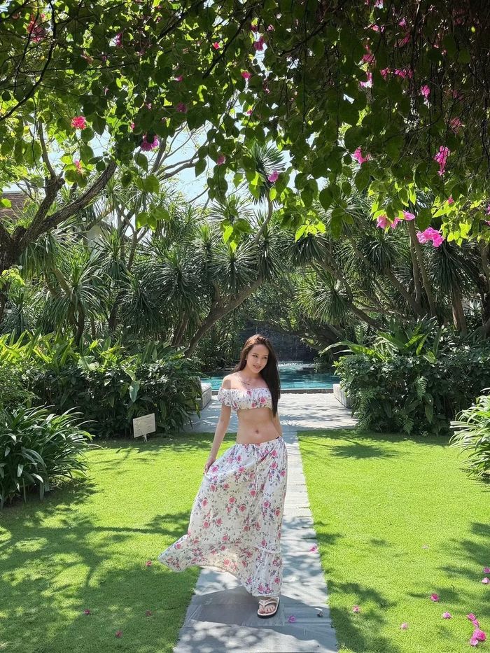 Bikini hay những thiết kế xuyên thấu cũng xuất hiện trong phong cách thời trang của Thiều Bảo Trâm. Với các kiểu dáng đa dạng, nữ ca sĩ có thể biến hóa từ vẻ ngoài nữ tính, thanh lịch đến hình ảnh cá tính, quyến rũ. Ảnh: FB Thiều Bảo Trâm