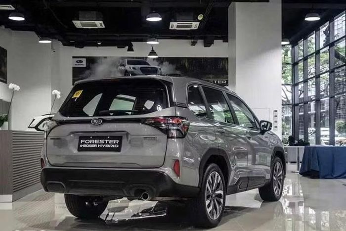Về ngoại hình, ngoại trừ động cơ mới thì mẫu xe SUV Subaru Forester e-Boxer Hybrid 2026 không khác biệt nhiều về thiết kế và trang bị so với bản máy xăng. Hiện trang bị cụ thể của xe ở thị trường Việt Nam chưa được hé lộ.
