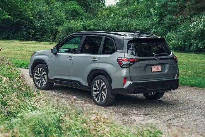 Với hệ truyền động hybrid, Subaru Forester e-Boxer Hybrid 2026 mới chỉ tiêu thụ lượng xăng từ 5,32-5,43 lít/100 km trên đường hỗn hợp, thấp hơn đáng kể so với mức 7,1-7,4 lít/100 km của bản máy xăng.