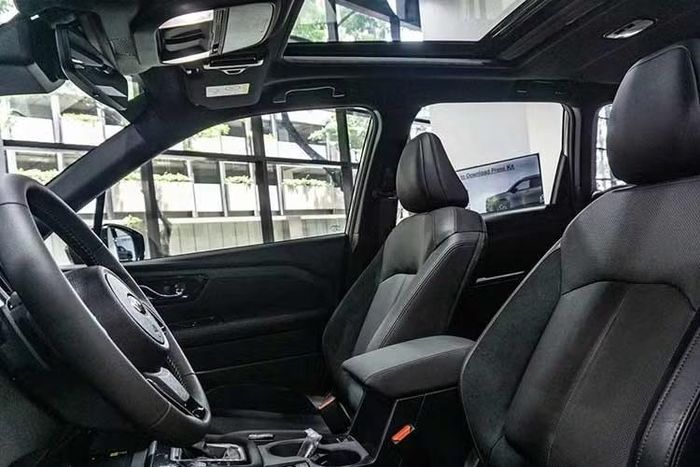 Các tính năng an toàn bao gồm; tính năng trợ lái như phanh tự động phòng tránh va chạm. định tâm làn đường, hỗ trợ giữ làn, kiểm soát hành trình thích ứng và dừng khẩn cấp. Bên cạnh đó là 8 túi khí, hệ thống giám sát người lái, camera toàn cảnh 360 độ, phanh tự động khi lùi và điều hướng mô-men xoắn chủ động.