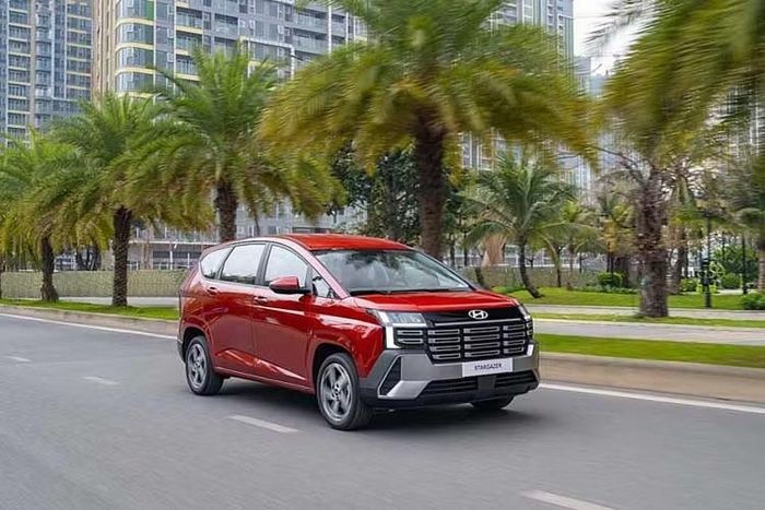 Hyundai Stargazer bám sát Accent với lượng xe bán ra đạt 200 chiếc.
