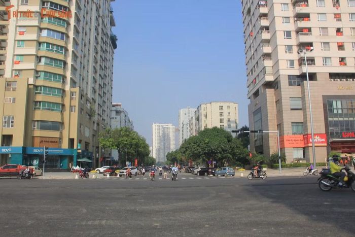 Phố có 4 làn xe chạy, giao với các phố Hoàng Quán Chi, Khúc Thừa Dụ và Trương Công Giai.