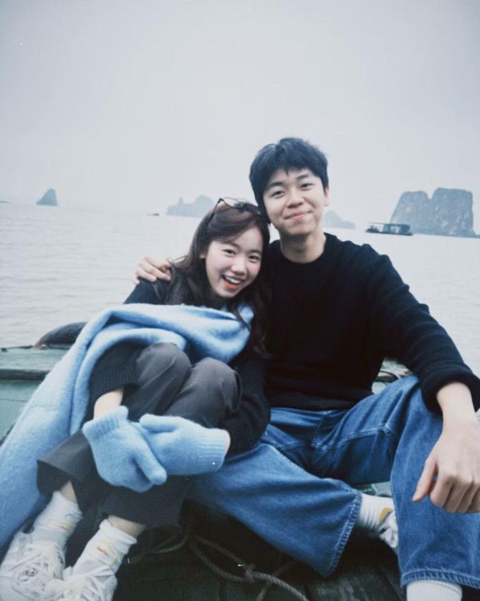 Meichan và Hà Còi còn đồng hành trong nhiều chuyến đi. Các khoảnh khắc chung cho thấy cả hai thoải mái và gần gũi khi ở cạnh nhau.