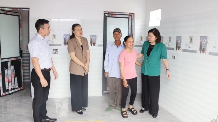 Phó Chủ tịch Thường trực HĐND thành phố Trần Thị Hằng (đầu tiên bên phải) cùng đoàn đại biểu tham quan ngôi nhà mới. (Ảnh: Hoàng Phương).