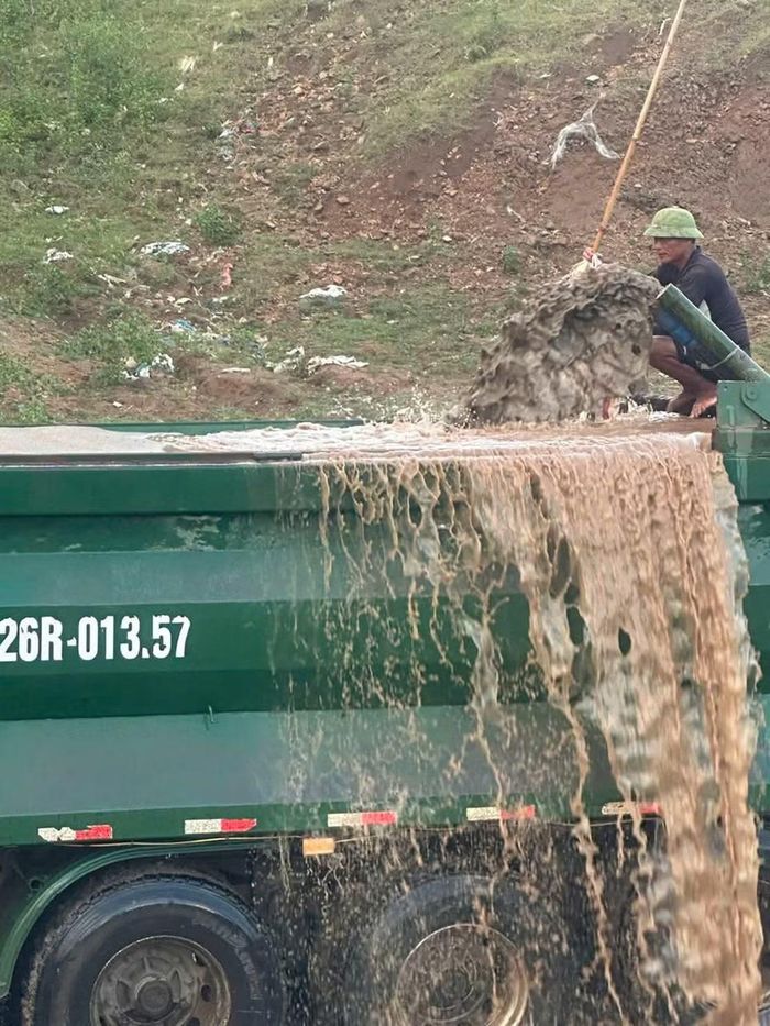 Cát được bơm hút lên xe đầu kéo để vận chuyển đi tiêu thụ. (Ảnh: CA Sơn La).