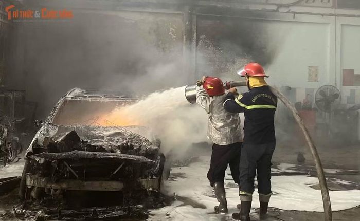 Lực lượng chữa cháy dập lửa, ngăn không cho cháy lan...