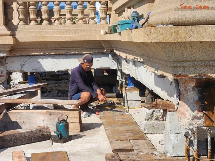 Công việc này vô cùng phức tạp, đòi hỏi đơn vị thi công phải tính toán kỹ từng bước nhằm bảo đảm kết cấu công trình trong quá trình nâng, kích và dịch chuyển.