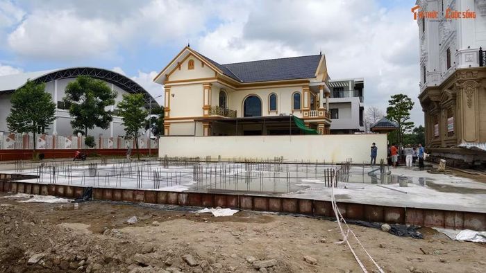 Móng nhà mới đã được gia cố vững chắc, sẵn sàng tiếp nhận căn biệt thự.
