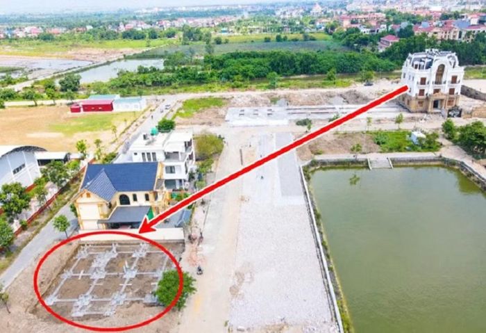 Gia đình ông Nguyễn Công Sơn nhất trí ủng hộ dự án tuyến đường kết nối sân bay Gia Bình với Thủ đô Hà Nội và sẵn sàng bàn giao mặt bằng. Tuy nhiên căn nhà của ông Sơn đã xây dựng nhiều năm và có nhiều kỷ niệm nên thay vì đập bỏ để nhận tiền bồi thường, gia chủ quyết định giữ lại toàn bộ công trình và thuê đơn vị chuyên nghiệp thực hiện phương án di dời nguyên khối căn biệt thự.