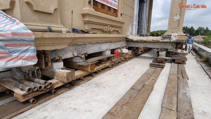 Căn biệt thự nặng hàng trăm tấn được dịch chuyển từng đoạn trên hệ thống thiết bị chuyên dụng để đến khu đất mới cách đó khoảng 400m.