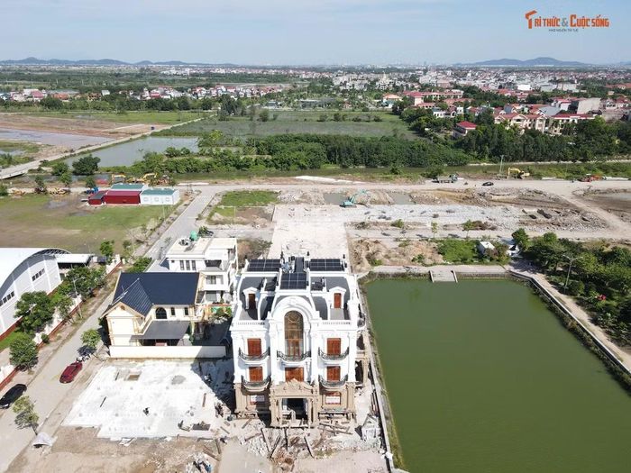 Quãng đường hàng trăm mét không dài, nhưng với công trình nặng hàng trăm tấn, việc dịch chuyển đòi hỏi sự thận trọng ở từng bước.