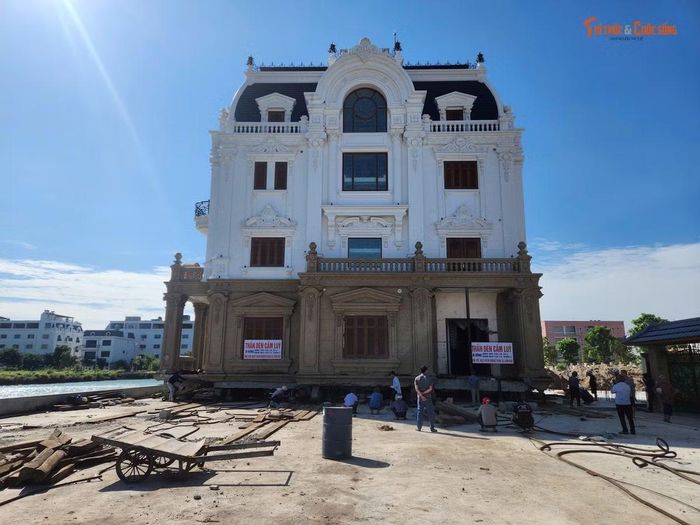 Để di dời căn biệt thự 4 tầng bề thế, nặng hàng trăm tấn, đơn vị thi công huy động hàng chục kỹ sư, công nhân lành nghề cùng hệ thống thiết bị thủy lực chuyên dụng vận hành liên tục.