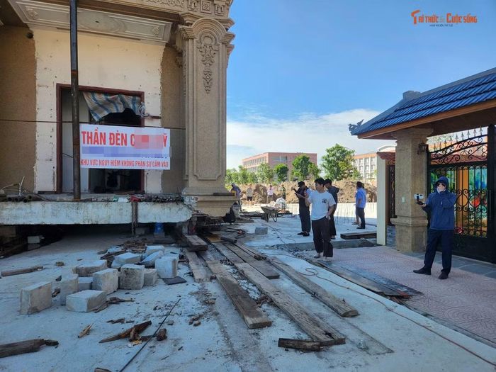 Nhiều người hay tin đã tìm đến theo dõi, chụp ảnh, quay video.